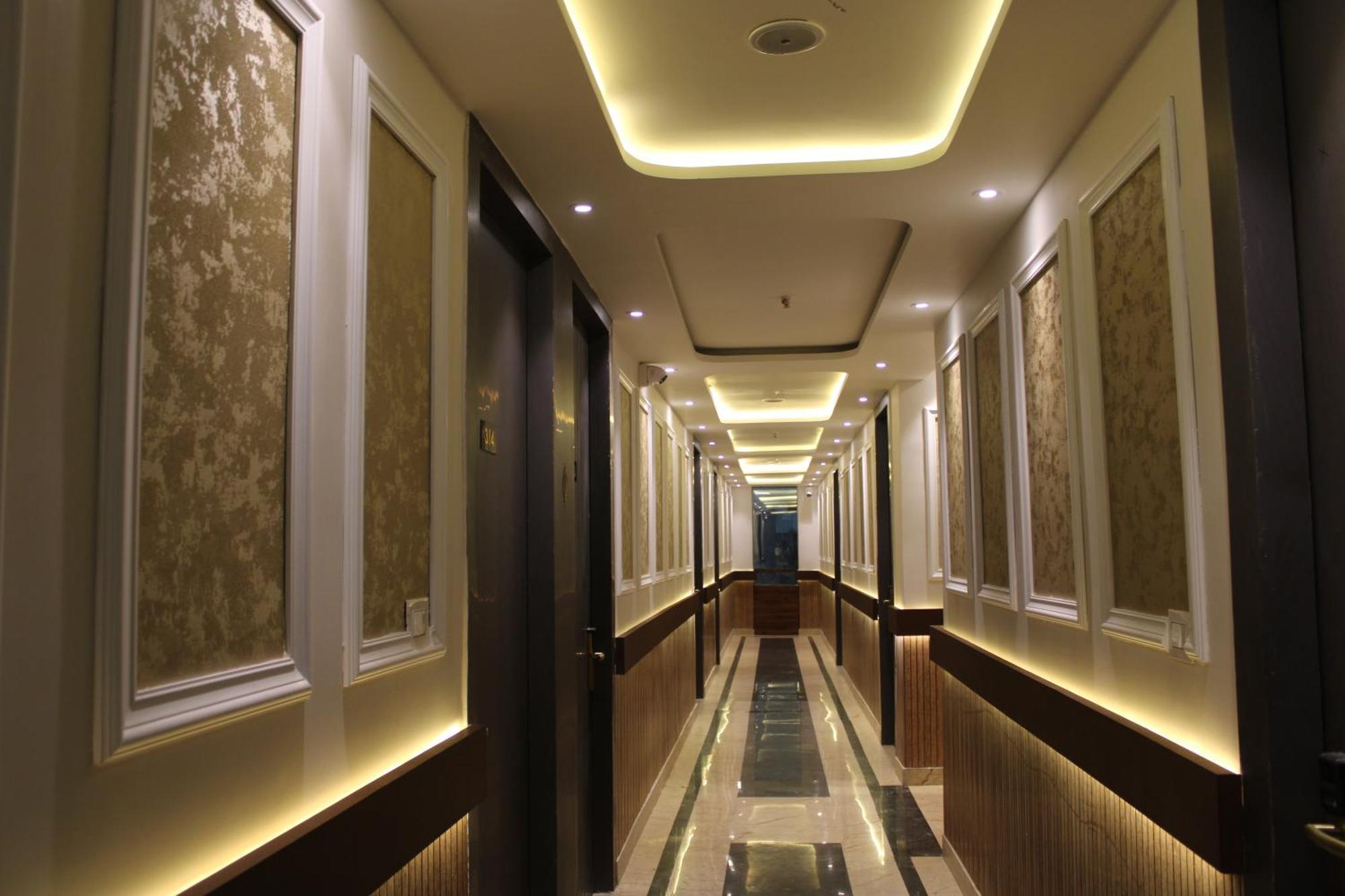 Hotel Gold Stone Канпур Экстерьер фото