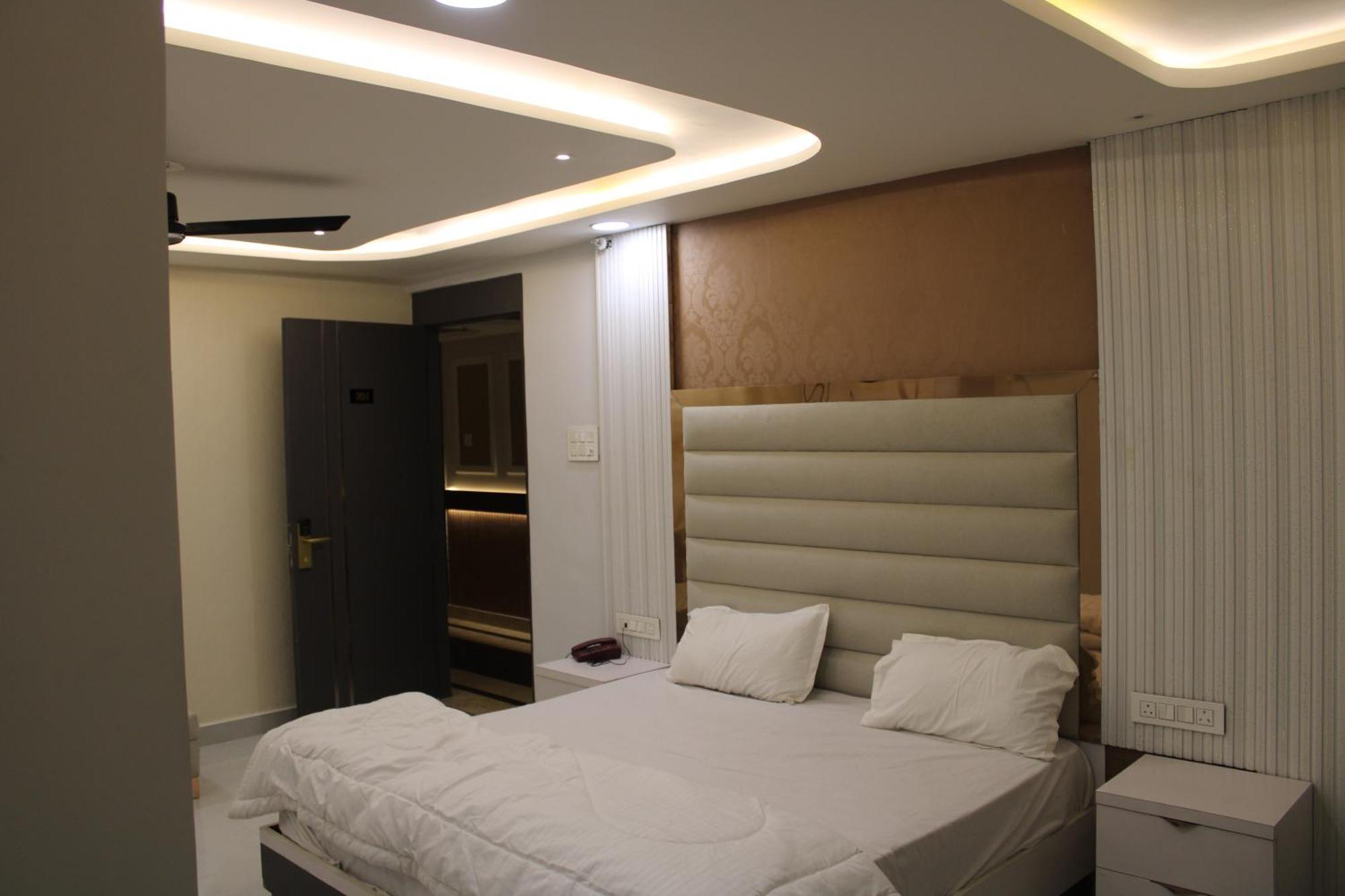 Hotel Gold Stone Канпур Экстерьер фото